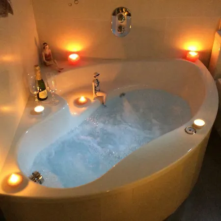 Luxury With Jacuzzi דירה